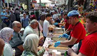 Bursa'nın Tuzpazarı'nda 30 Yıldır Süren Gelenek: 5 Bin Kişiye Aşure İkramı Yapıldı