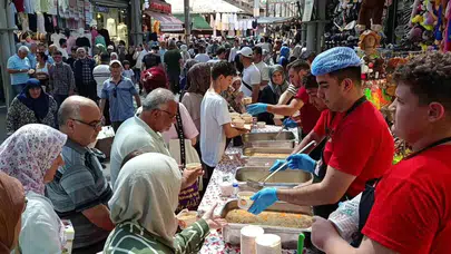 Bursa'nın Tuzpazarı'nda 30 Yıldır Süren Gelenek: 5 Bin Kişiye Aşure İkramı Yapıldı