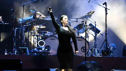 Şebnem Ferah, 6 Yıl Sonra İzmir'de Tutkulu Bir Konser Verdi