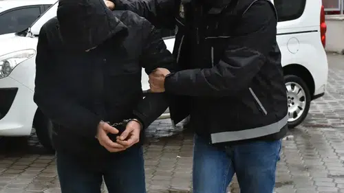 İzmir'de Suç Şebekelerine Yönelik Geniş Kapsamlı Operasyon: 10 Kişi Tutuklandı